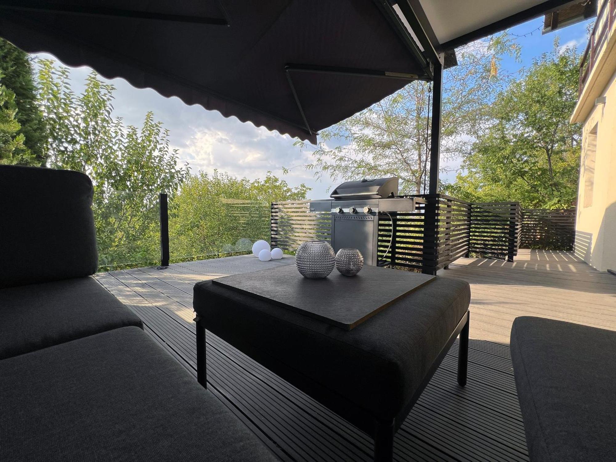 Appartement Pergola House In A Green Oasis With Fantastic View à Petrovaradin Extérieur photo